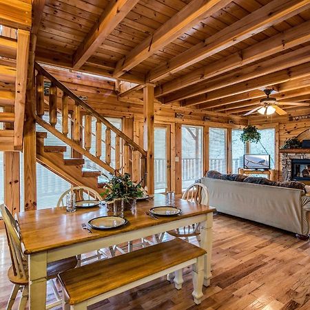 Secret Romance, 2 Bedrooms, Sleeps 8, Pool Table, Hot Tub, Arcade Gatlinburg Eksteriør billede