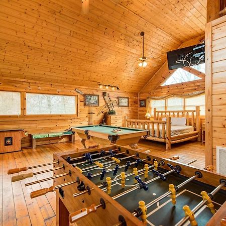 Secret Romance, 2 Bedrooms, Sleeps 8, Pool Table, Hot Tub, Arcade Gatlinburg Eksteriør billede