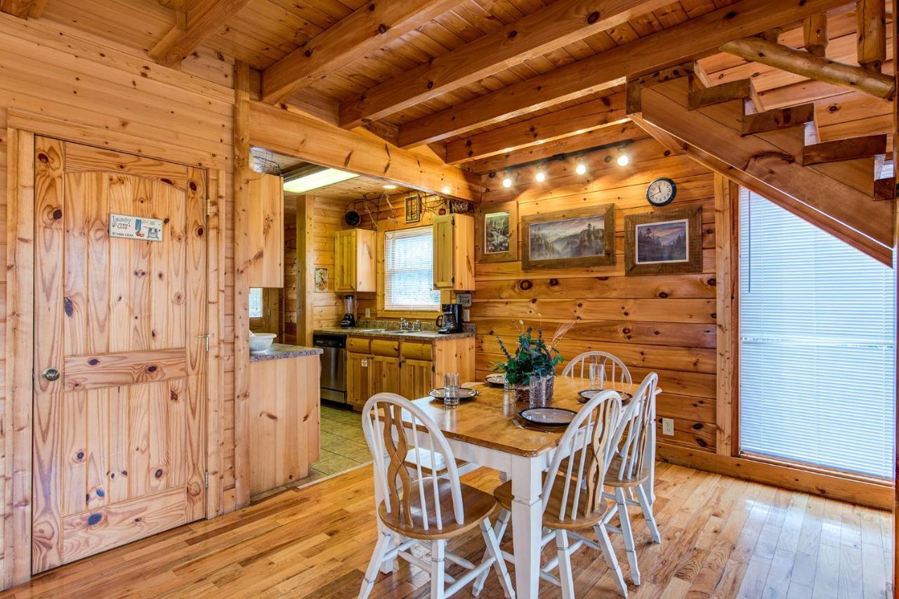 Secret Romance, 2 Bedrooms, Sleeps 8, Pool Table, Hot Tub, Arcade Gatlinburg Eksteriør billede