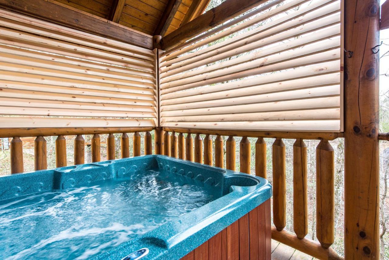 Secret Romance, 2 Bedrooms, Sleeps 8, Pool Table, Hot Tub, Arcade Gatlinburg Eksteriør billede