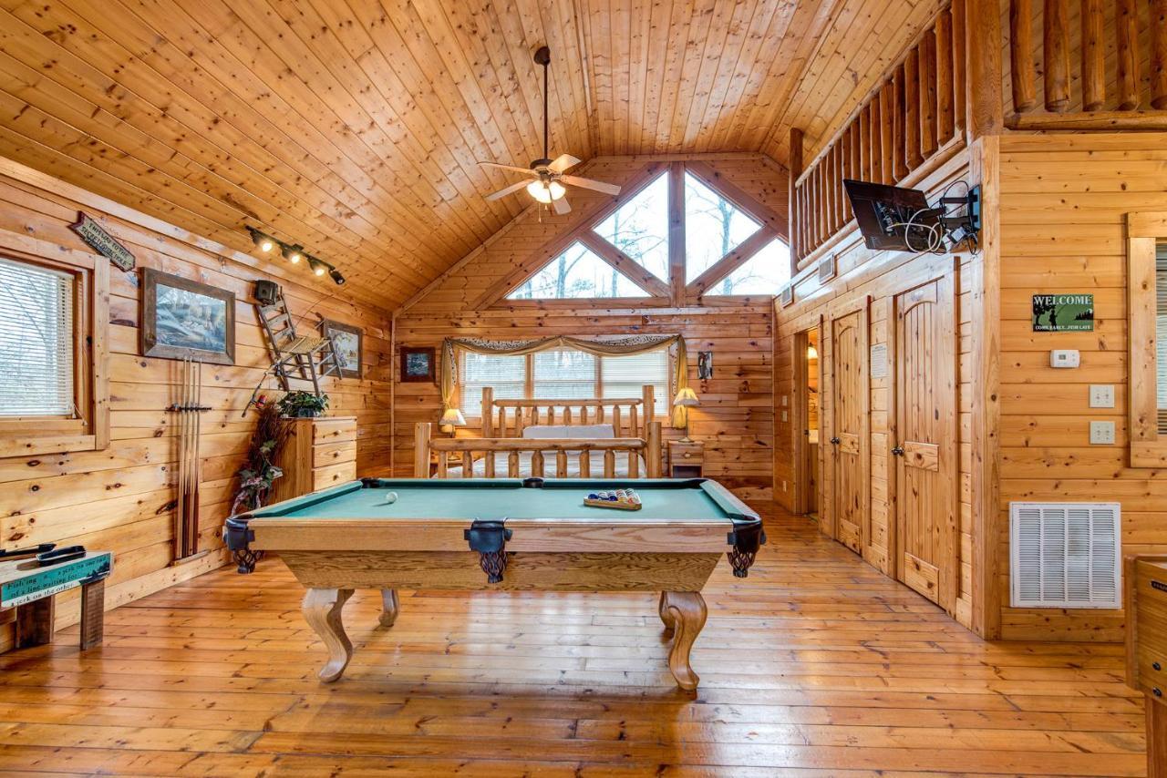 Secret Romance, 2 Bedrooms, Sleeps 8, Pool Table, Hot Tub, Arcade Gatlinburg Eksteriør billede