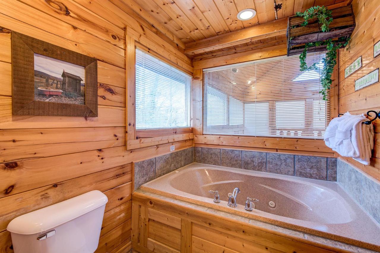Secret Romance, 2 Bedrooms, Sleeps 8, Pool Table, Hot Tub, Arcade Gatlinburg Eksteriør billede