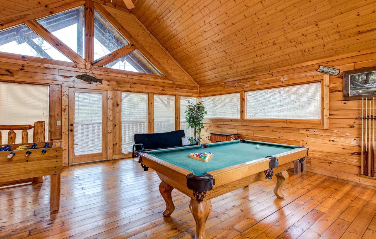 Secret Romance, 2 Bedrooms, Sleeps 8, Pool Table, Hot Tub, Arcade Gatlinburg Eksteriør billede