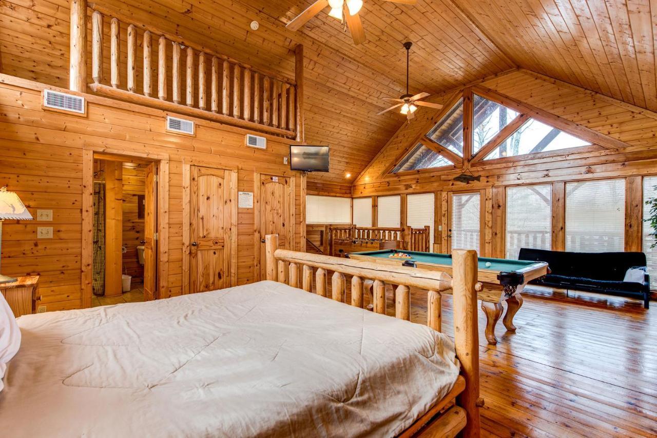 Secret Romance, 2 Bedrooms, Sleeps 8, Pool Table, Hot Tub, Arcade Gatlinburg Eksteriør billede