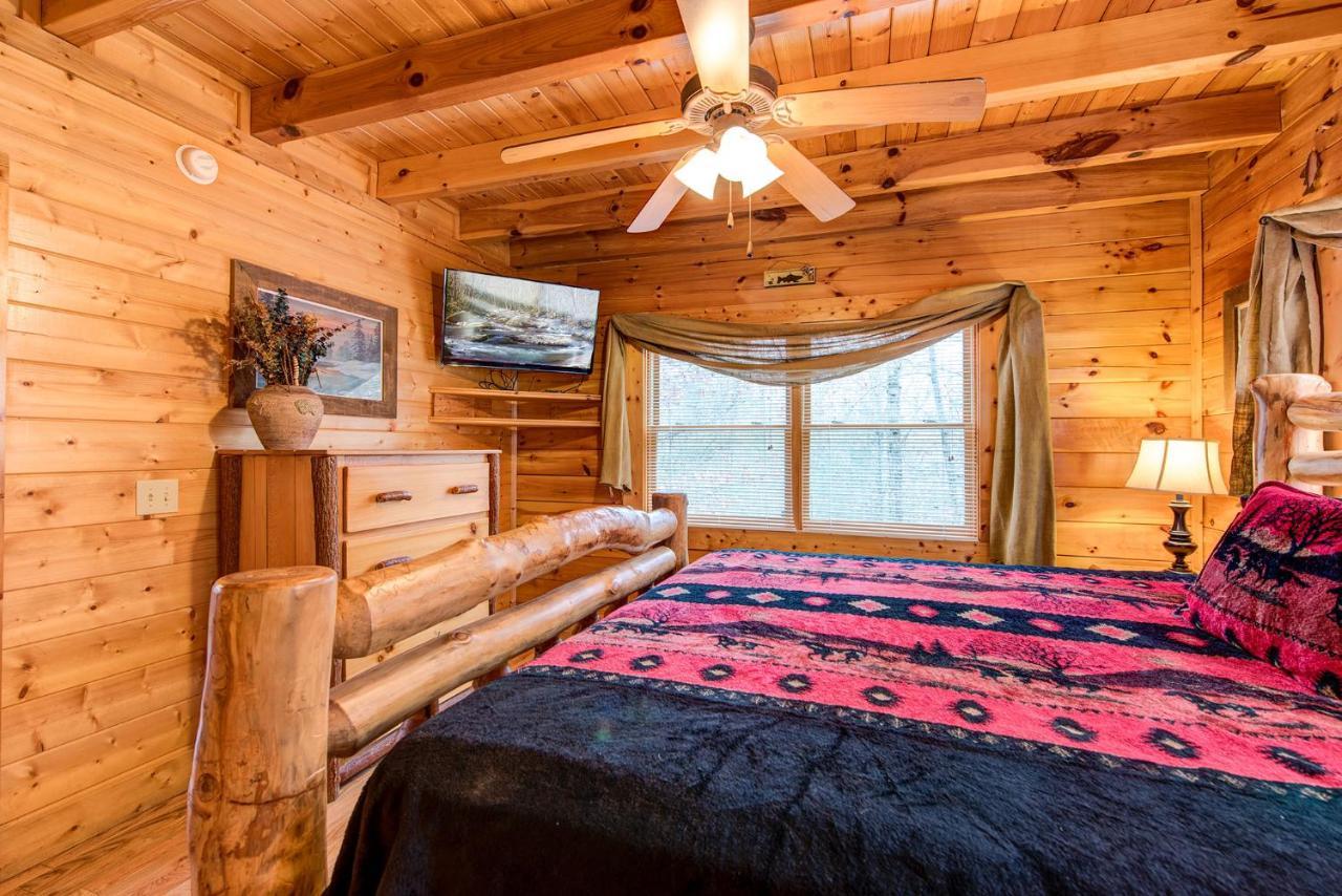 Secret Romance, 2 Bedrooms, Sleeps 8, Pool Table, Hot Tub, Arcade Gatlinburg Eksteriør billede