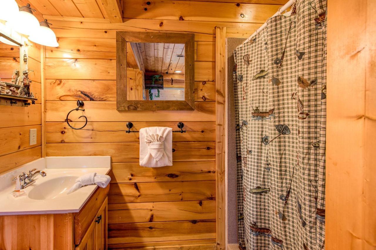 Secret Romance, 2 Bedrooms, Sleeps 8, Pool Table, Hot Tub, Arcade Gatlinburg Eksteriør billede