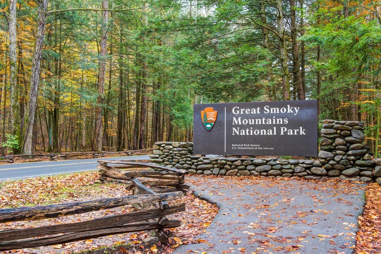 Secret Romance, 2 Bedrooms, Sleeps 8, Pool Table, Hot Tub, Arcade Gatlinburg Eksteriør billede