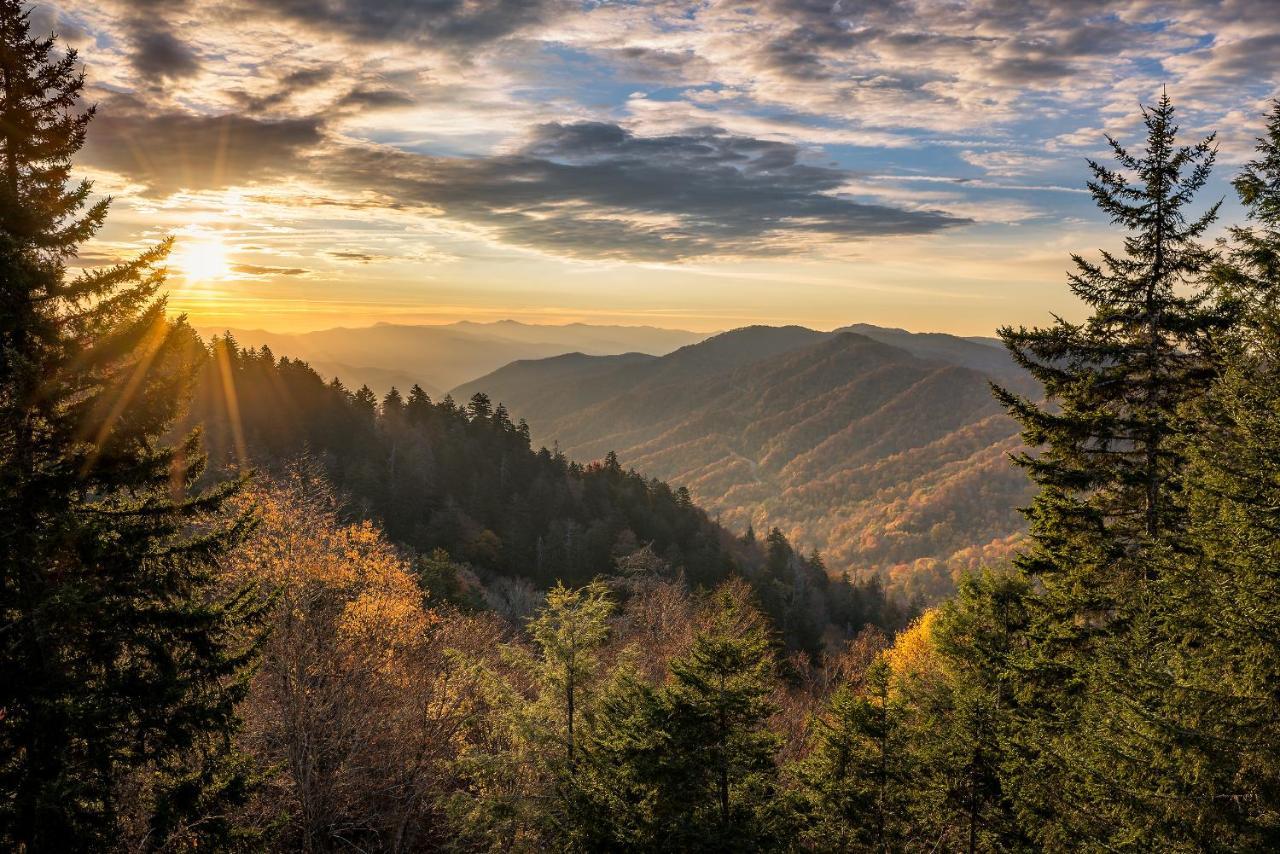 Secret Romance, 2 Bedrooms, Sleeps 8, Pool Table, Hot Tub, Arcade Gatlinburg Eksteriør billede